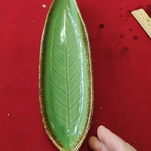 瓷片瓷片，各种摆件，均有瑕疵。沙锅！