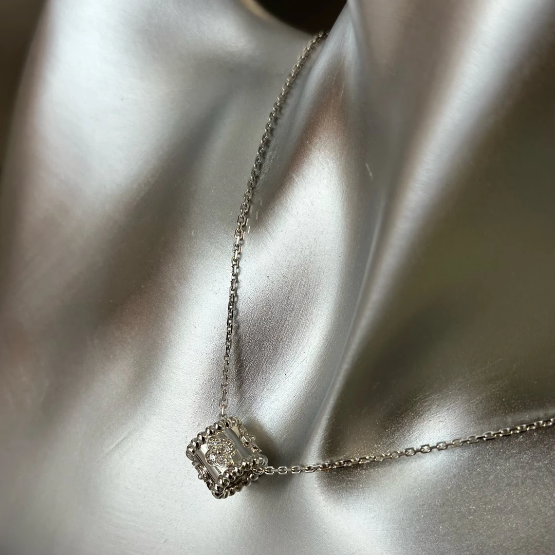 99新 梵克雅宝 19年 Au750白金  四叶草图案镶钻款 两环可调节