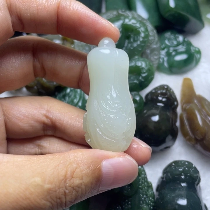 东***玲和田玉未镶嵌颈饰