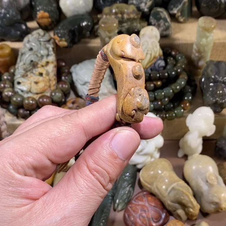 透闪石质玉未镶嵌挂件