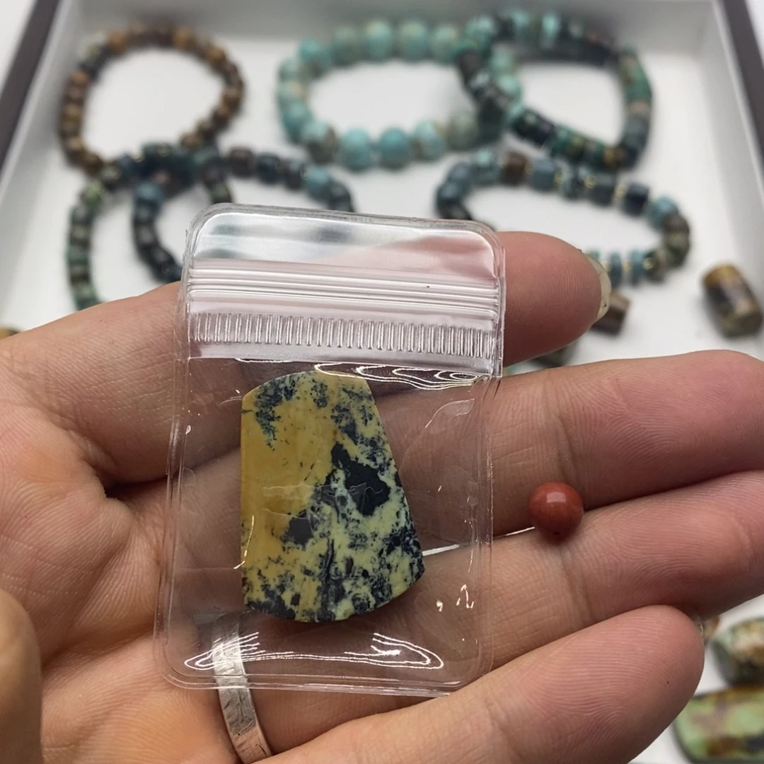 楚***天未镶嵌南红玛瑙珠宝奇石