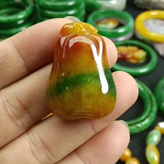 翡翠颈饰未镶嵌翡翠