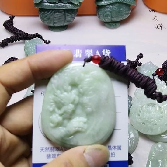 翡翠未镶嵌颈饰挂件