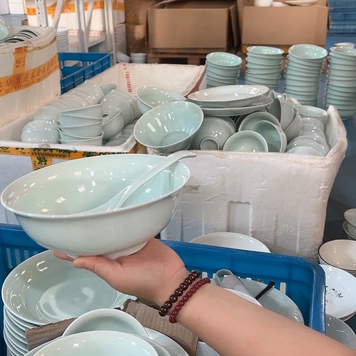 哦***杨陶瓷青瓷大勺一个，味碟6个，微瑕包邮