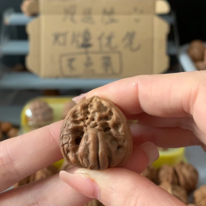 齐***齐吊坠文玩核桃异形单只，有瑕疵