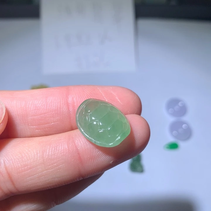 乔***美翡翠未镶嵌颈饰挂件