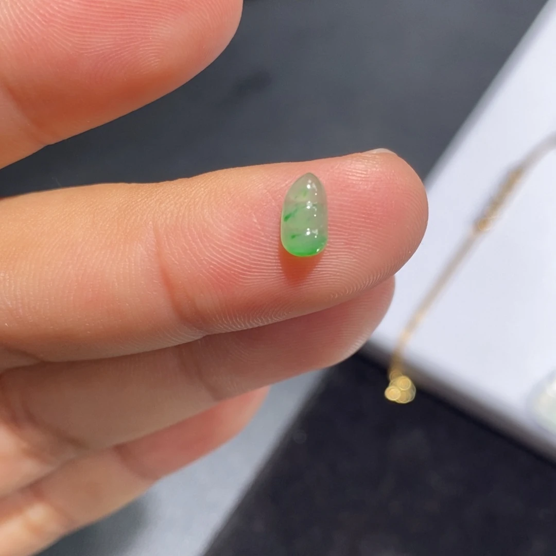 翡翠裸石飘绿小福豆