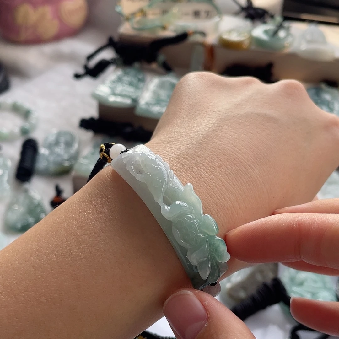 翡翠未镶嵌颈饰荷花鱼手牌