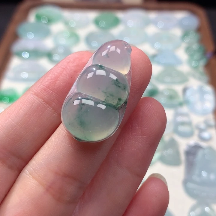 翡翠未镶嵌颈饰冰种飘花福豆