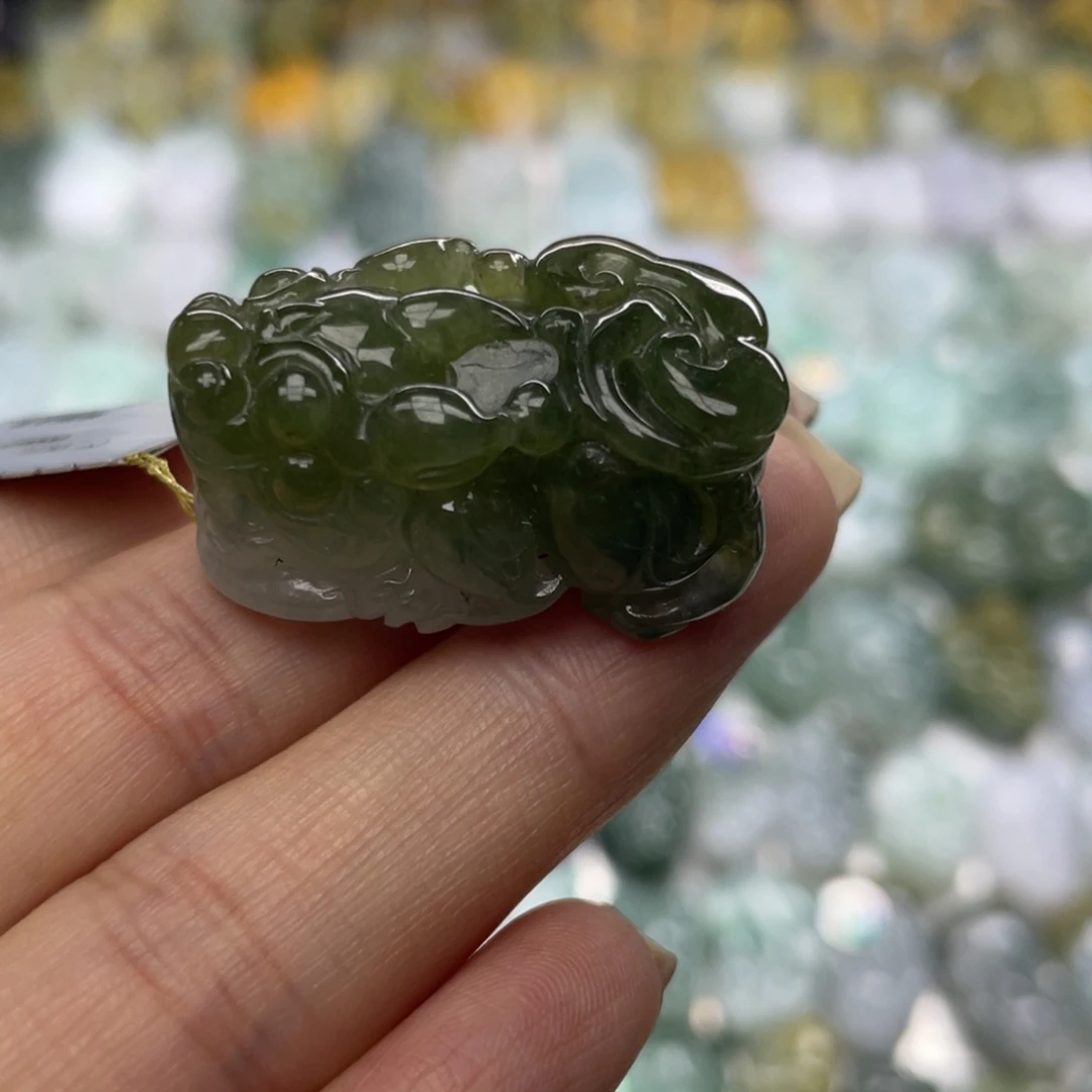 翡翠未镶嵌颈饰貔貅