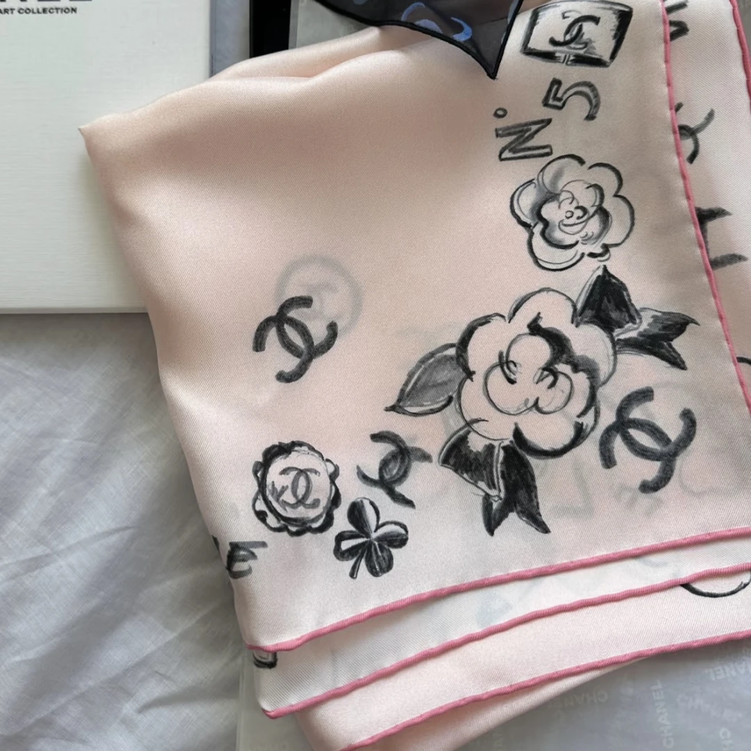95新 Chanel/香奈儿 粉色多元素涂鸦手绘丝巾61565907