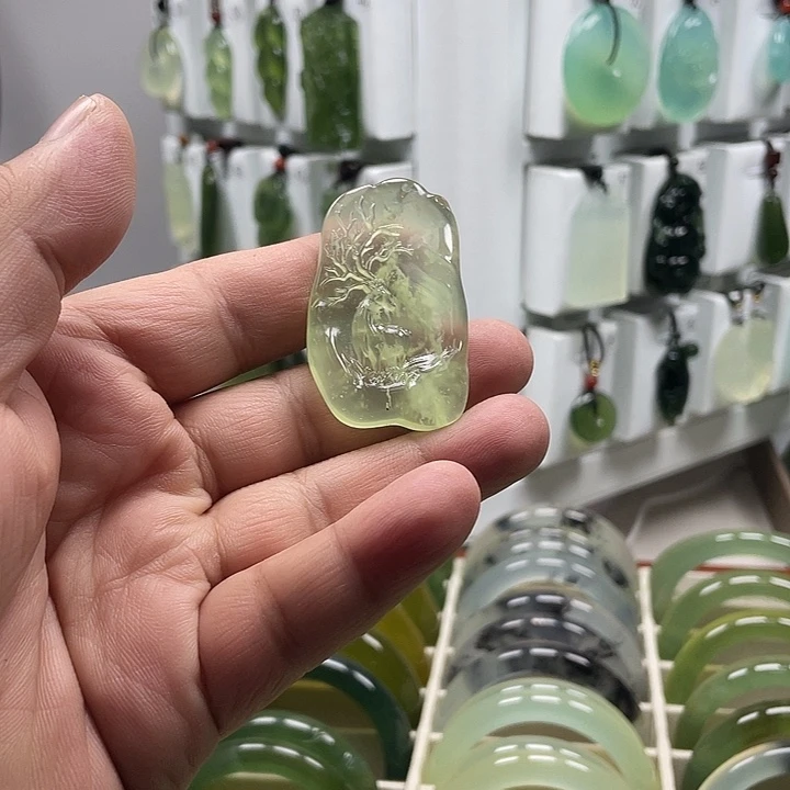 蛇纹石玉未镶嵌颈饰