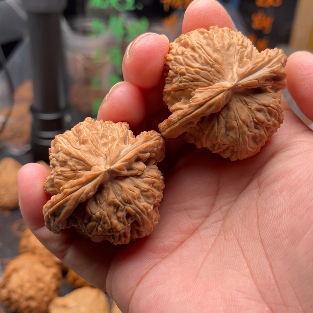 文玩核桃吊坠白狮子