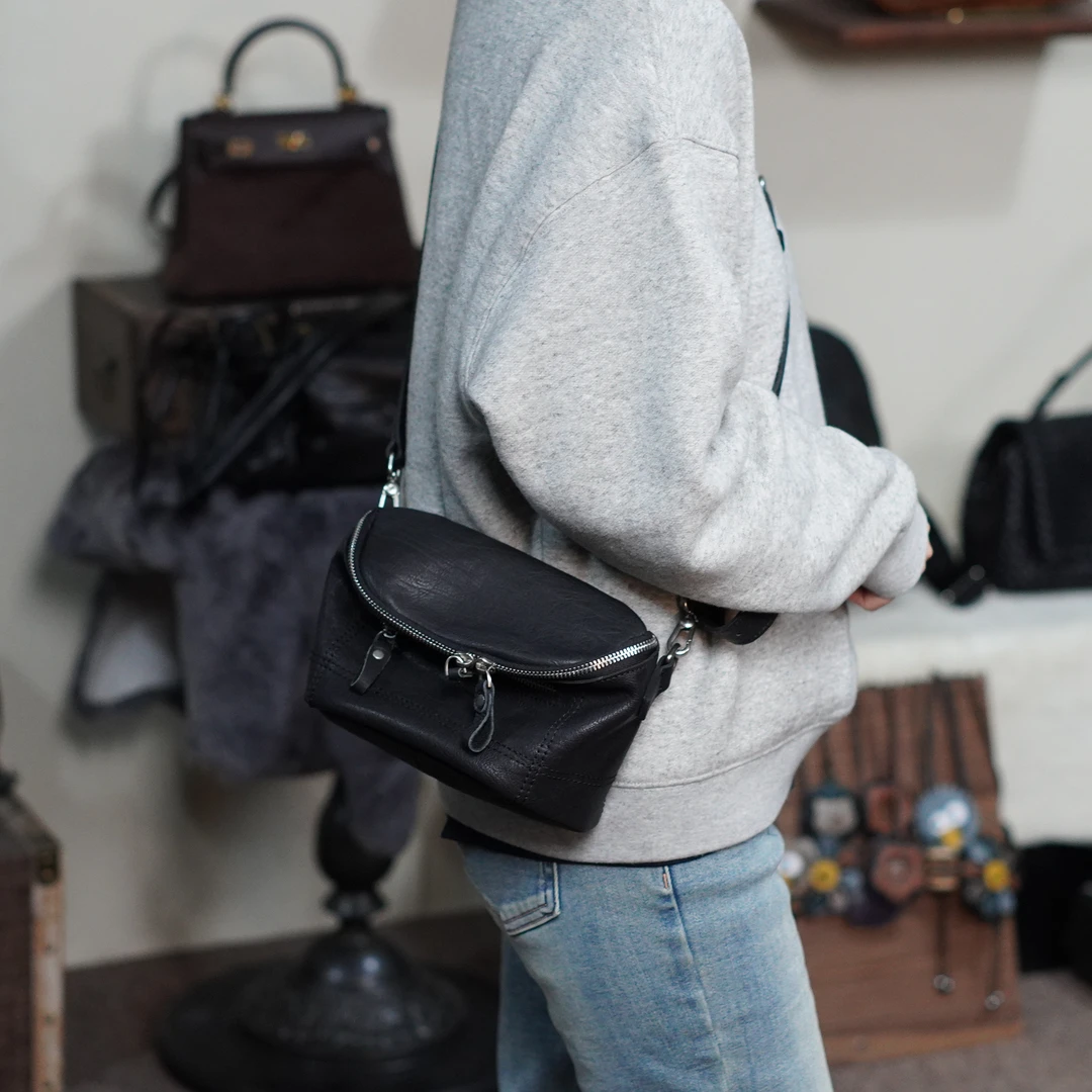 [冰语]2025春夏新品休闲轻便随行中性风真皮简约斜跨饭盒包250102