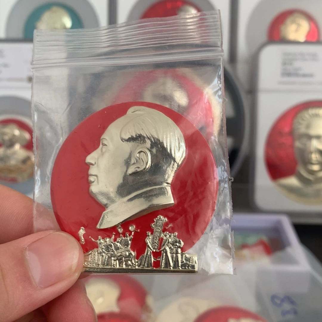 铝红章敲锣打鼓。