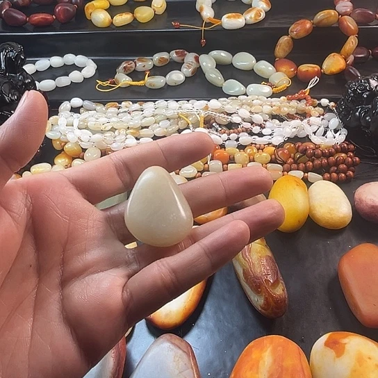 何***前和田玉未镶嵌颈饰