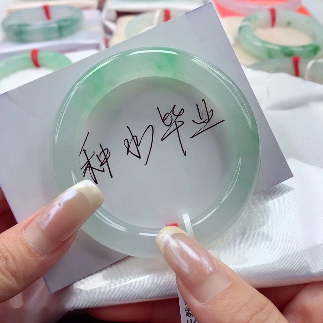 翡翠手镯（圆镯）未镶嵌53圈口 冰透起荧光珠光宝气冰飘阳绿