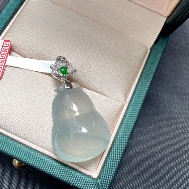 18k金钻石镶天然a货缅甸翡翠吊坠葫芦福瓜裸石尺寸：25*18*10mm