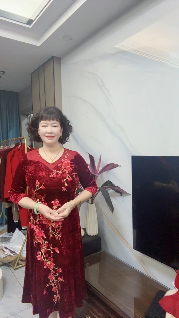 高档时尚v领连衣裙