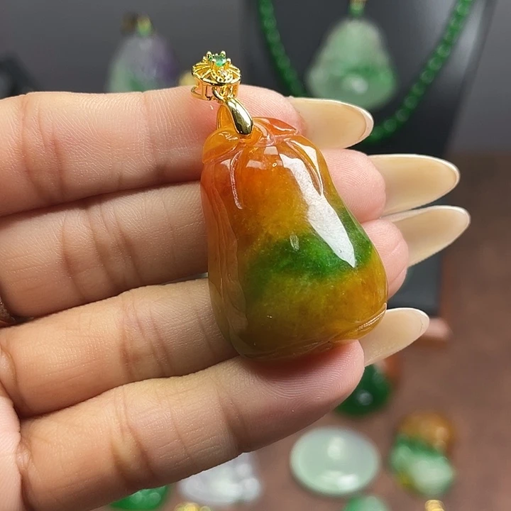 翡翠未镶嵌吊坠(赠链)