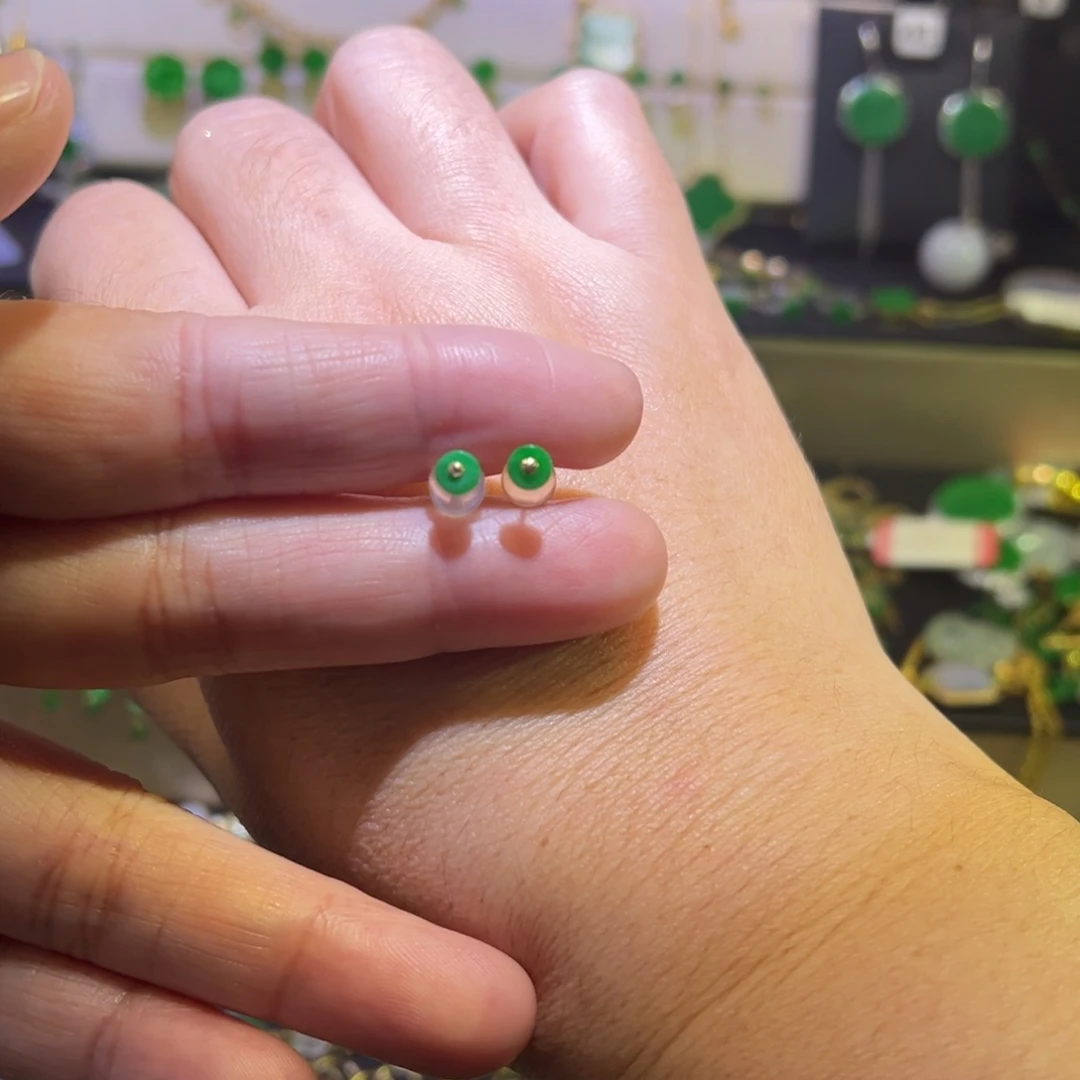 颈饰18K金镶嵌翡翠耳钉