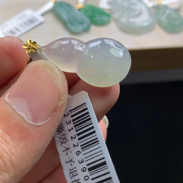 翡翠18K金镶嵌颈饰吊坠