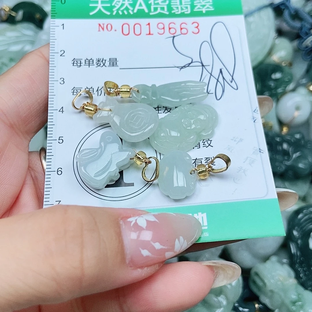 吊坠(不含链)未镶嵌翡翠