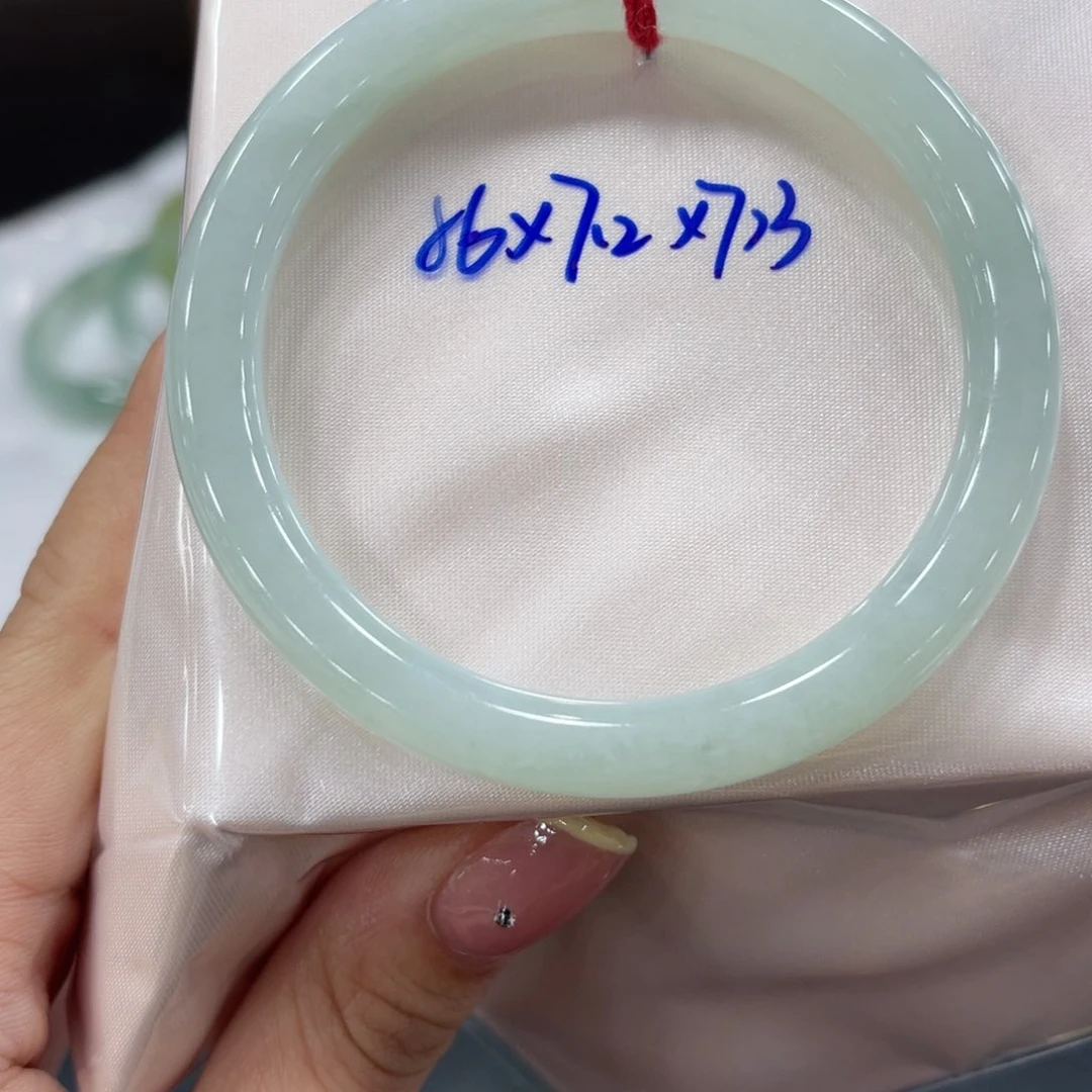 翡翠手镯未镶嵌翡翠