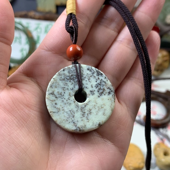 透闪石质玉挂件未镶嵌