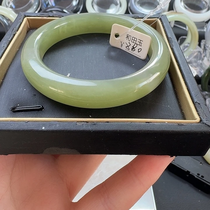 和田玉未镶嵌手镯