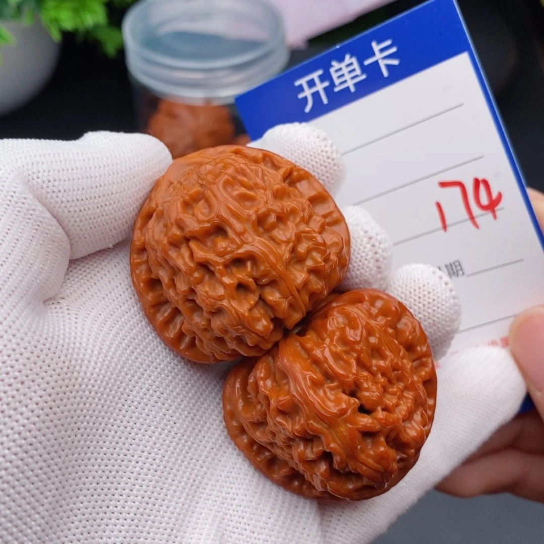 文玩核桃把件40三角白174