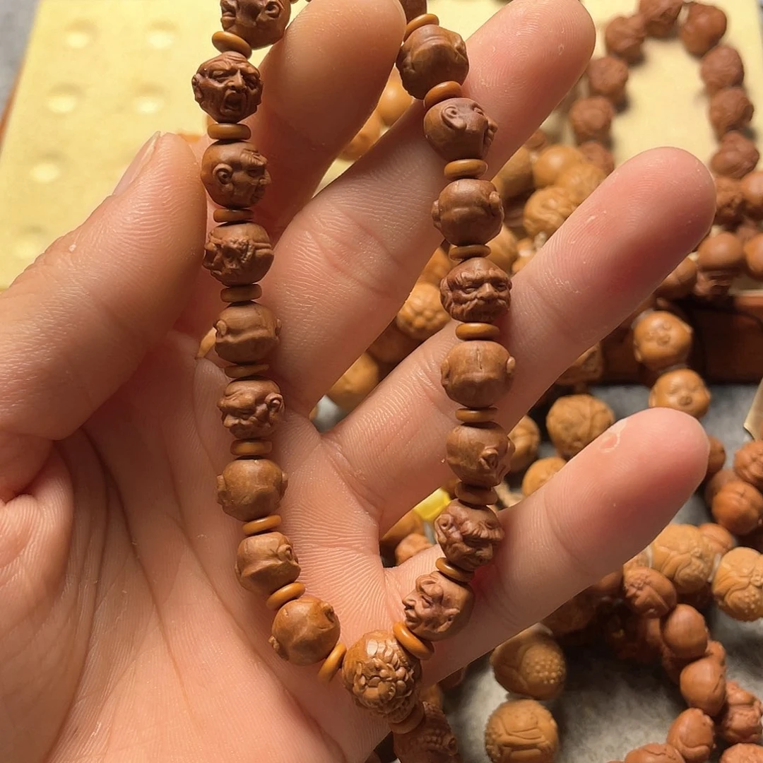 ?****?龙纹桃核雕刻小罗汉