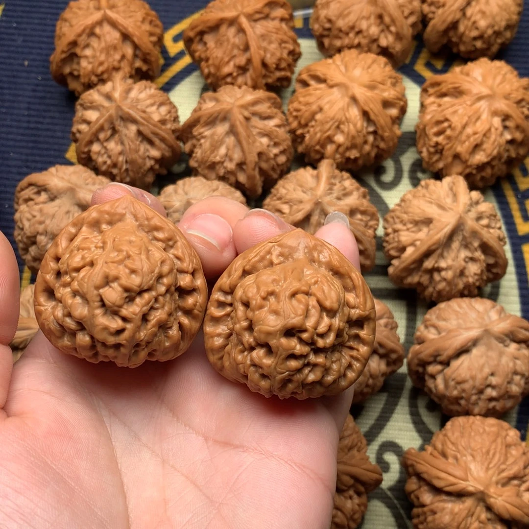 文玩核桃吊坠和**财金字塔