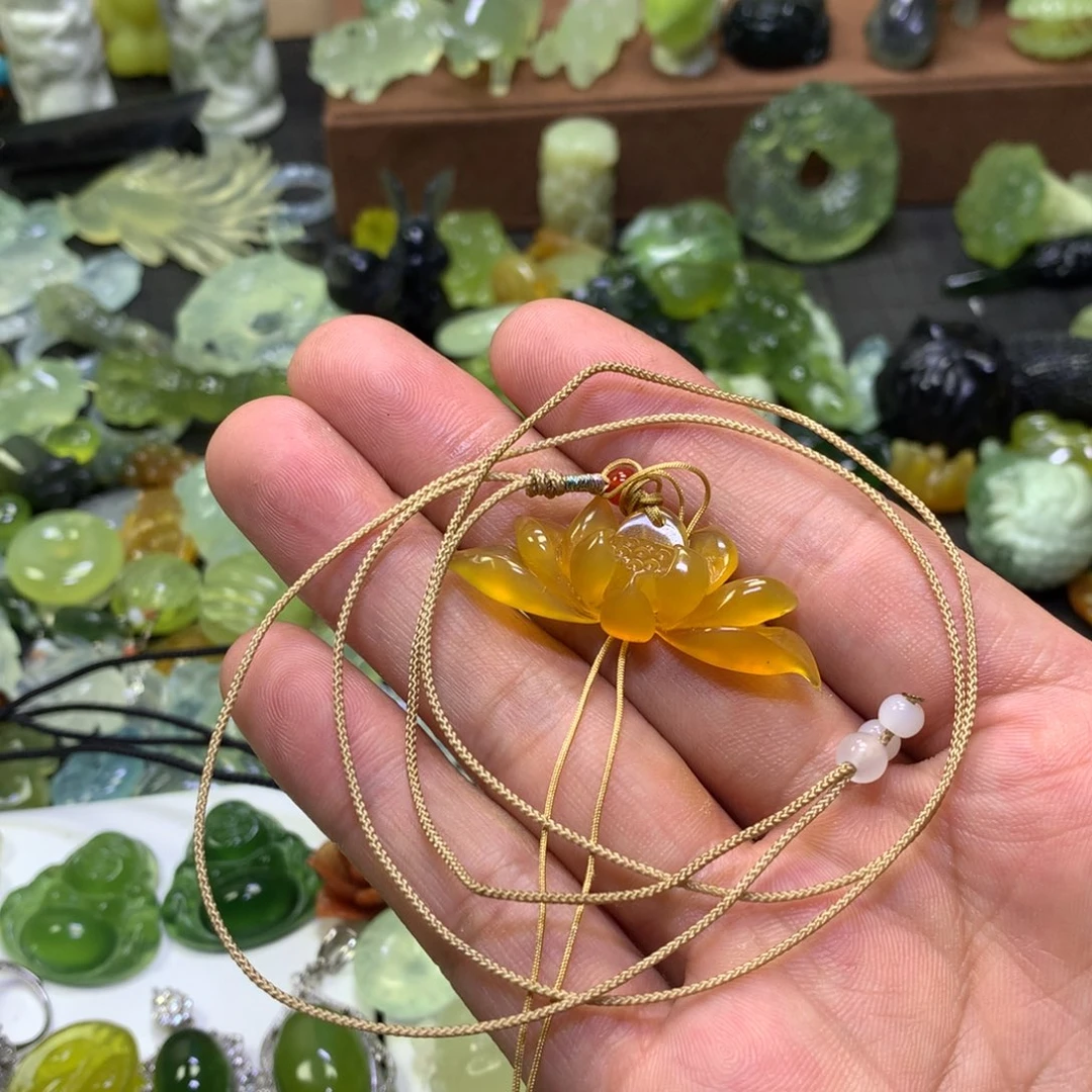 几***点岫玉未镶嵌颈饰荷花