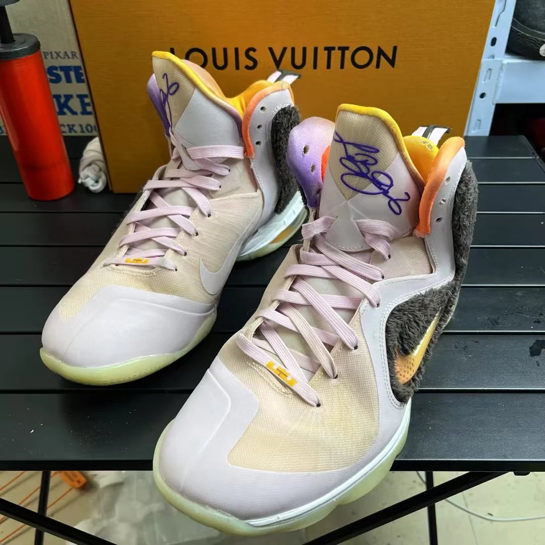 95新 MM6 95新烁/44.5码/詹姆斯9 粉熊