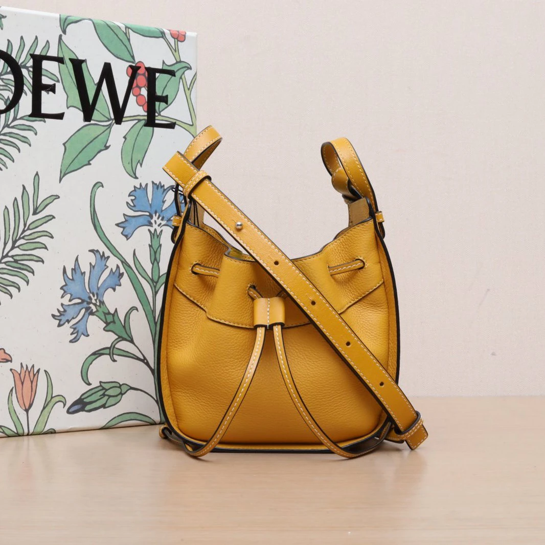99新 LOEWE/罗意威 【娇活动】吊床包 MINI 黄色 皮革C 478071