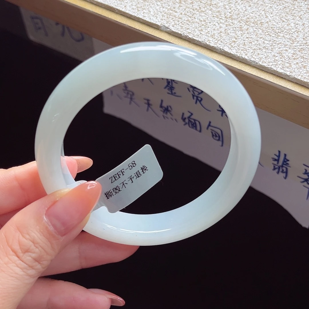 翡翠手镯未镶嵌手镯