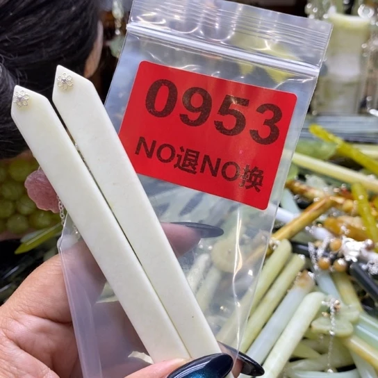 壹***格未镶嵌蛇纹石玉发簪
