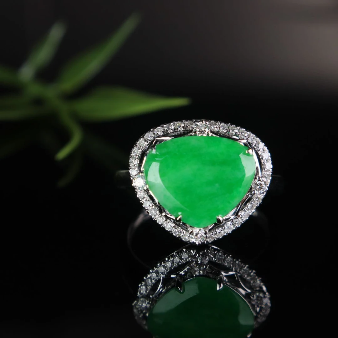 18k金镶嵌满色翡翠水滴戒指