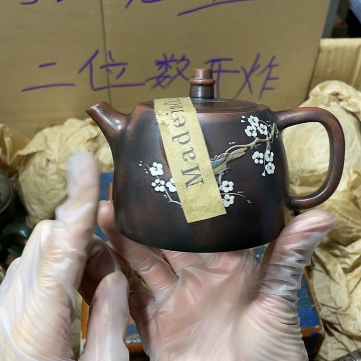 紫砂茶壶原矿泥料，手工制作的一把紫砂壶。