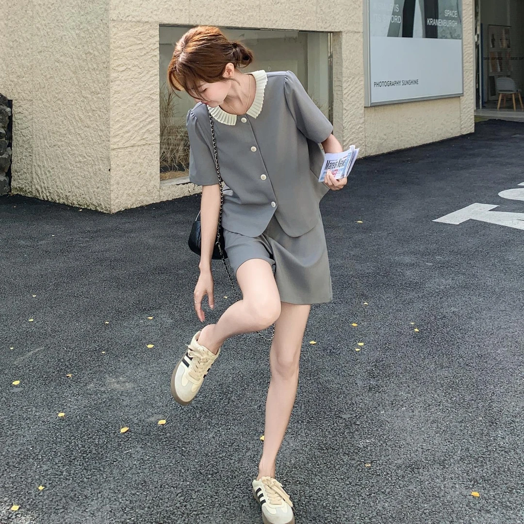 灰色设计感套装女2025夏季新款韩版时尚减龄气质百衬衫短裤两件套