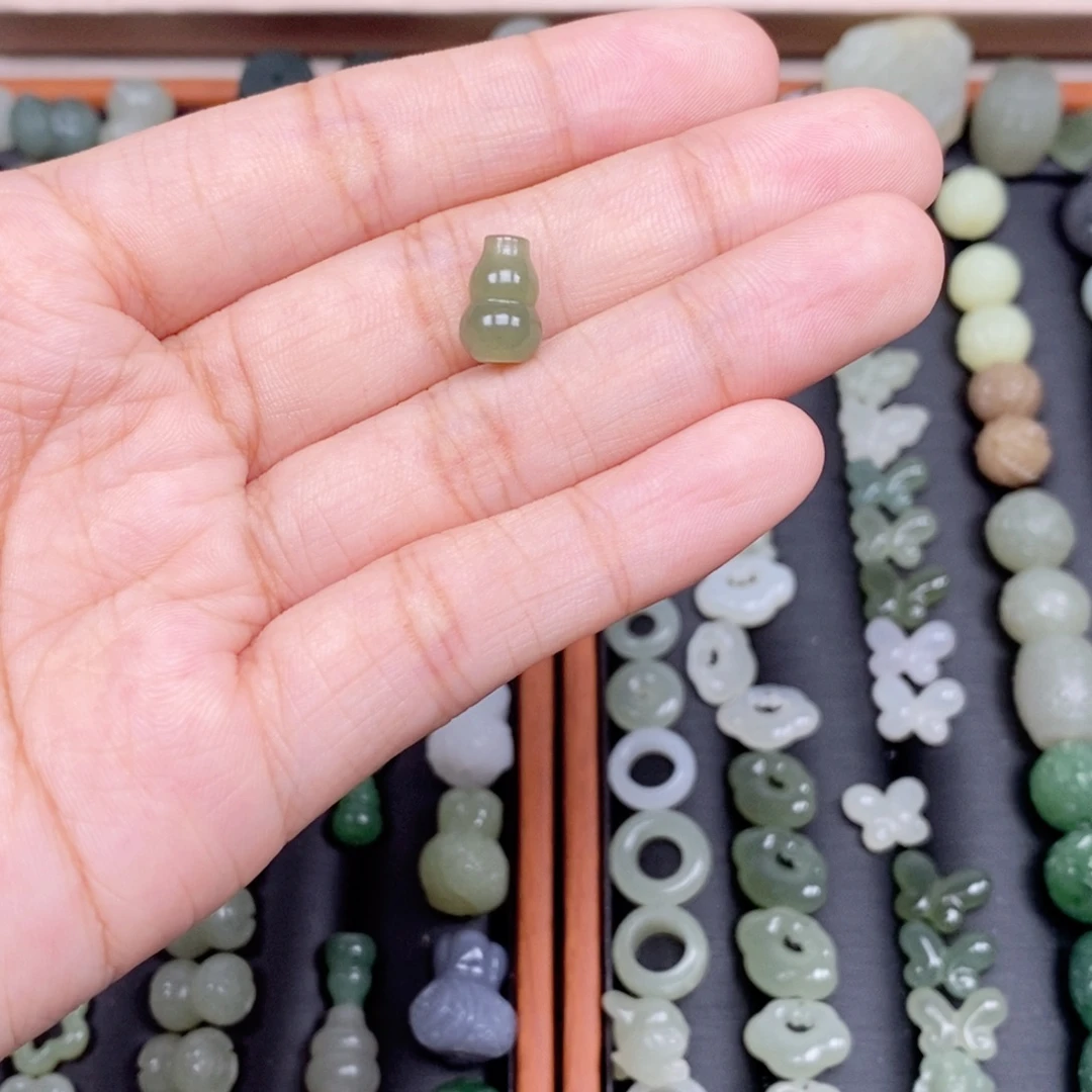 与***见和田玉未镶嵌颈饰