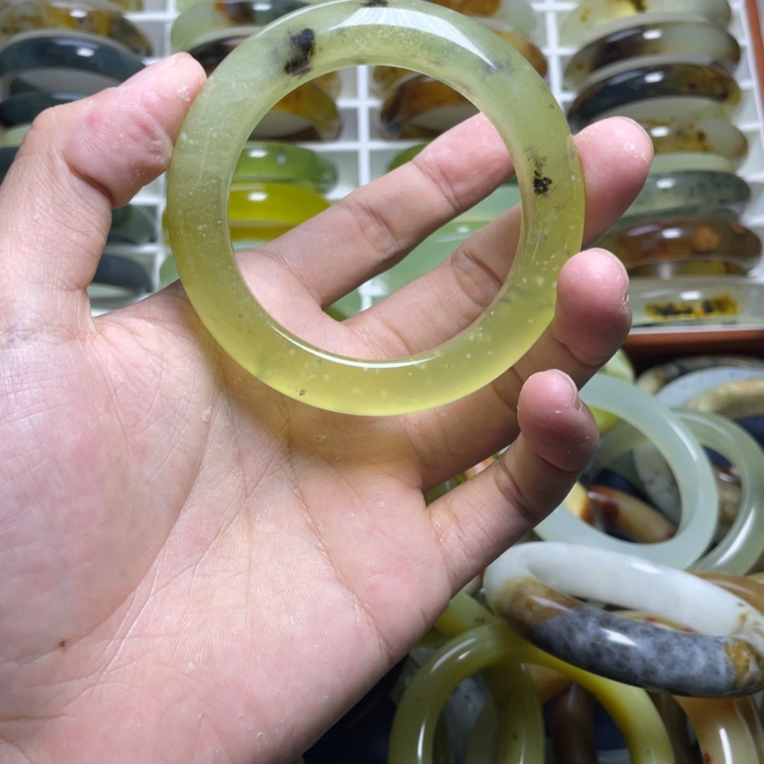 透闪石-蛇纹石玉未镶嵌手镯