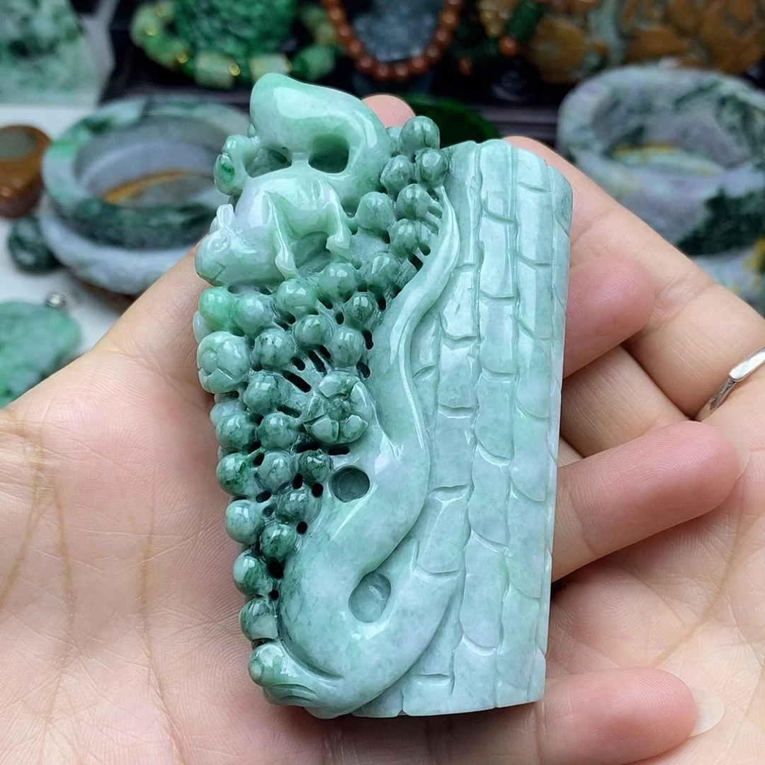 颈饰未镶嵌翡翠柒*后摆件