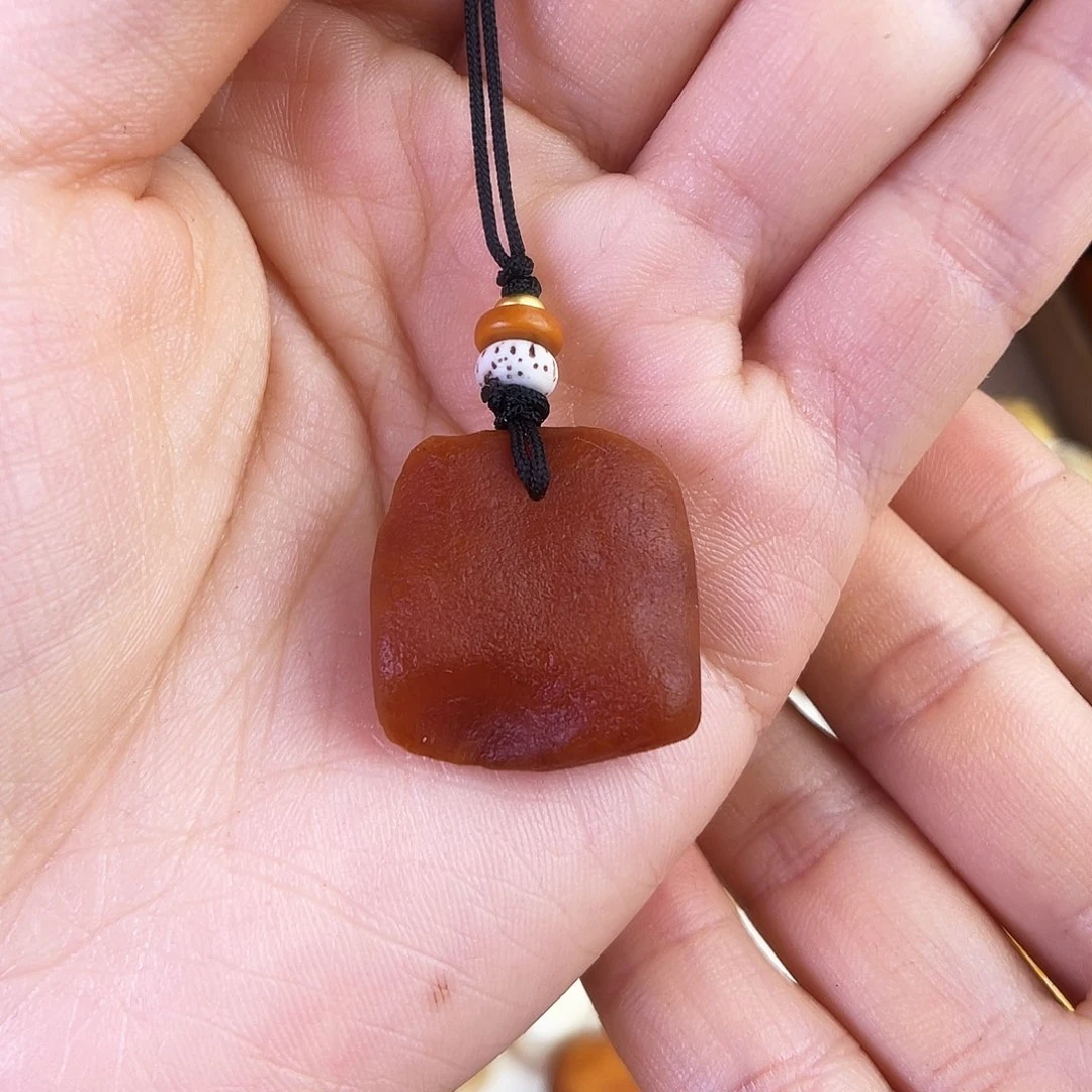 琥珀珠宝奇石未镶嵌。