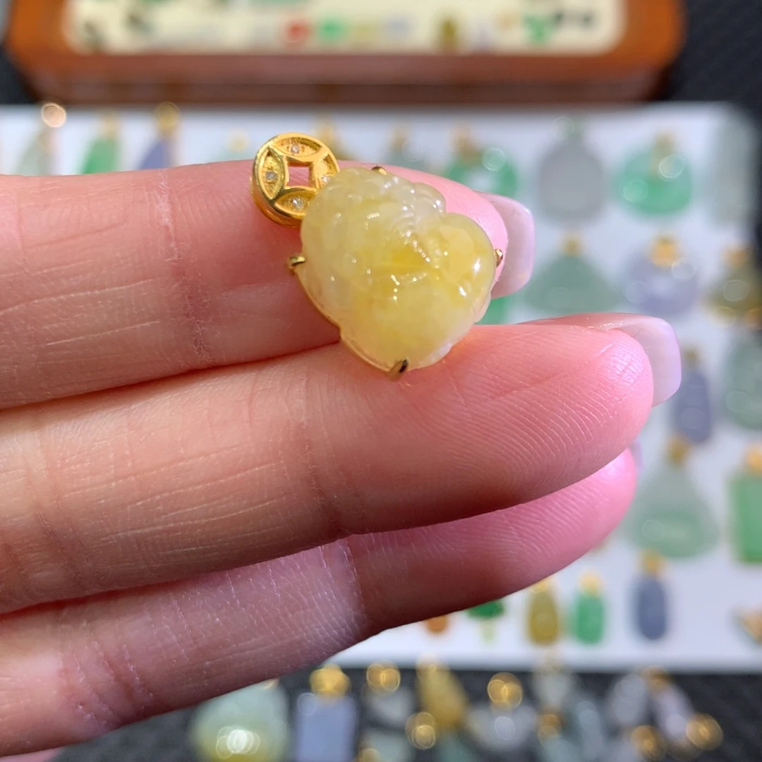 翡翠颈饰18K金镶嵌翡翠吊坠的未镶嵌