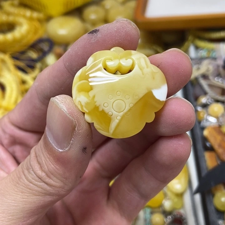 蜜蜡未镶嵌裸石吊坠