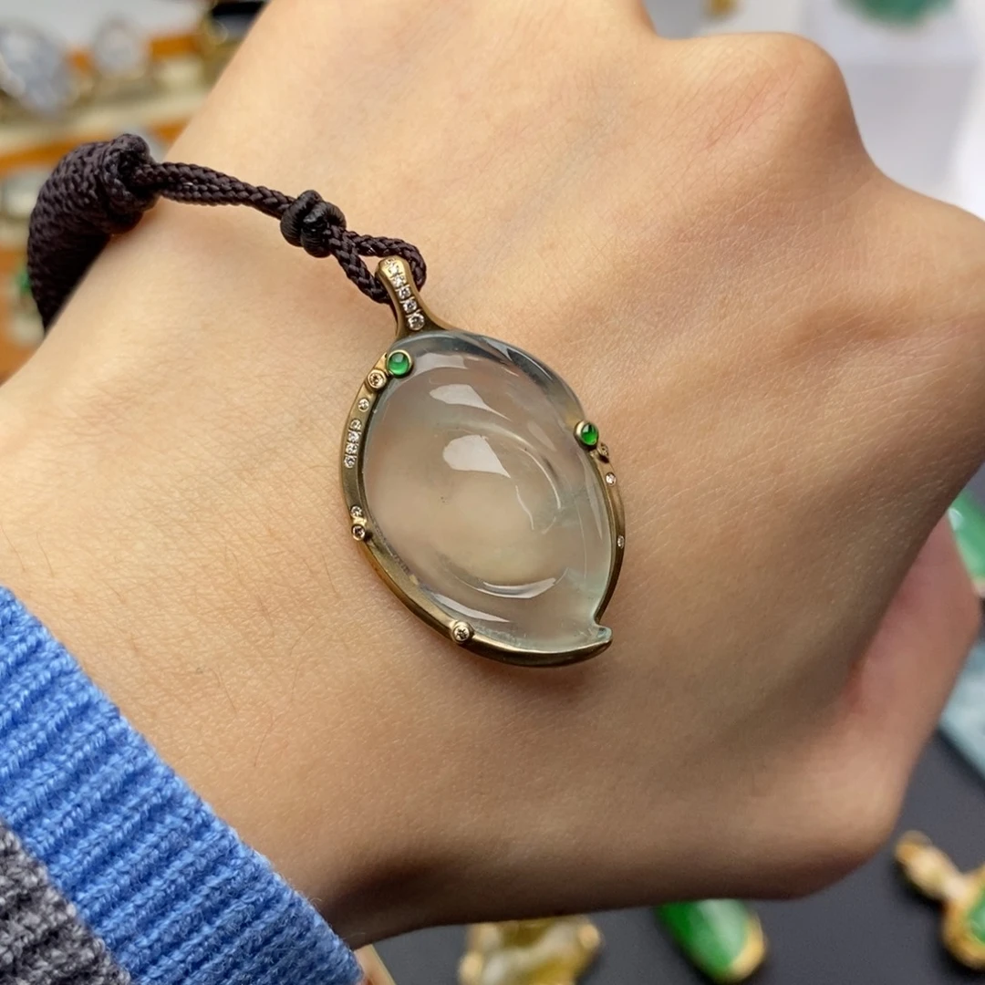 翡翠18K金镶嵌颈饰隐