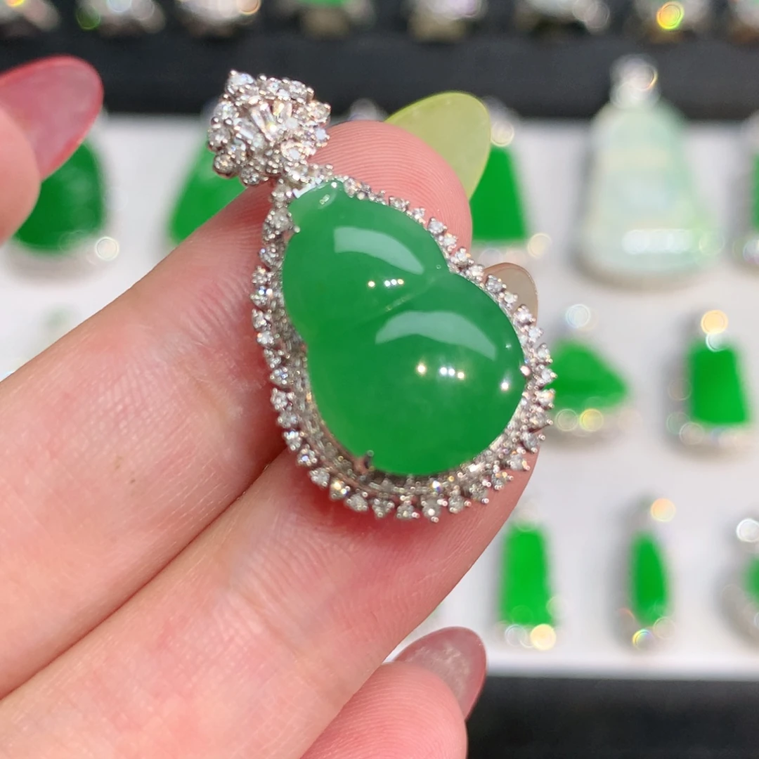 翡翠18K金镶嵌颈饰吊坠