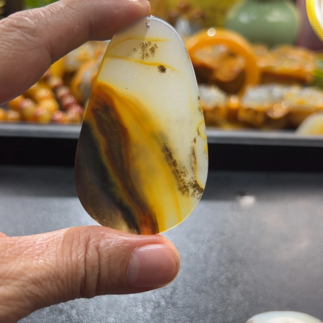 石英质玉未镶嵌颈饰